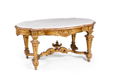 Table de milieu en bois sculpté et doré à...