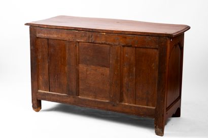 Commode en noyer mouluré et sculpté, ouvrant...
