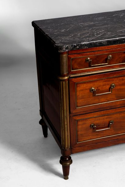 Commode en placage d'acajou, ouvrant par...