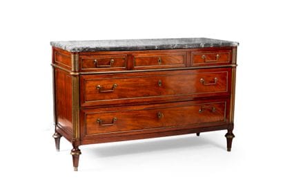 Commode en placage d'acajou, ouvrant par...