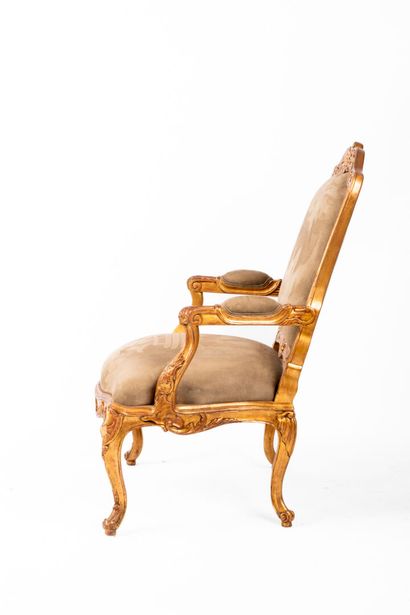 Paire de fauteuils en bois doré à décor de...