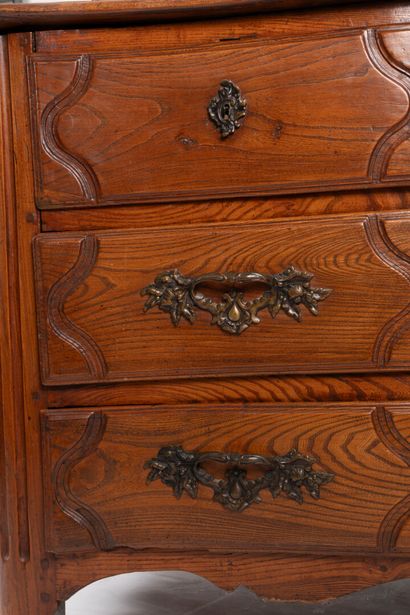 Commode en noyer mouluré et sculpté, ouvrant...