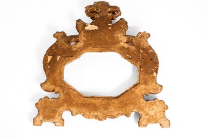 Cadre en bois et stuc doré à décor de volutes...