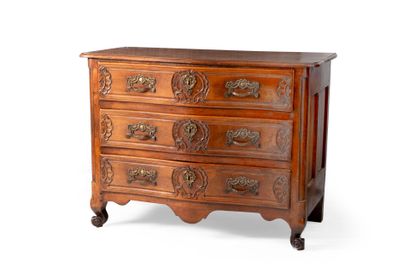 Commode lyonnaise en bois mouluré et sculpté,...
