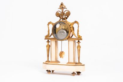 Pendule portique en marbre blanc, bronze...