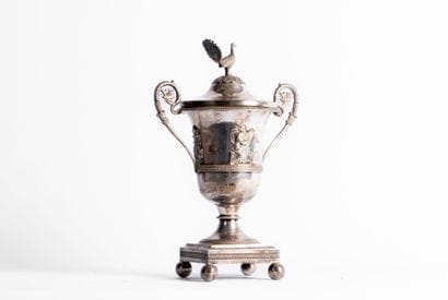 Vase couvert en argent. Le corps est orné...