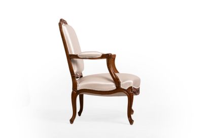 Paire de fauteuils en bois mouluré et sculpté...