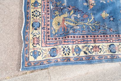 CHINA.
Large rectangular carpet in polychrome...