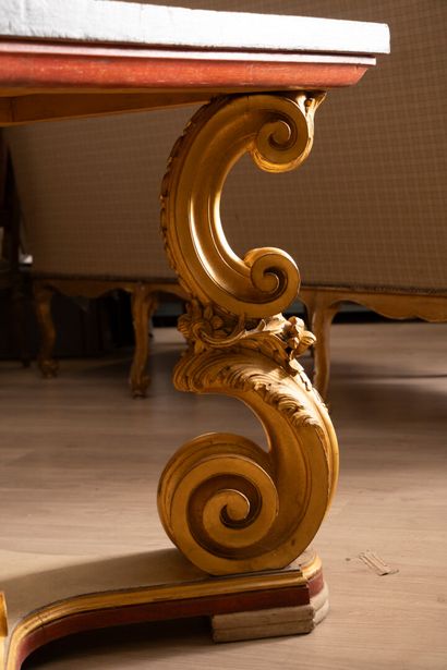 Importante table de milieu en bois mouluré...
