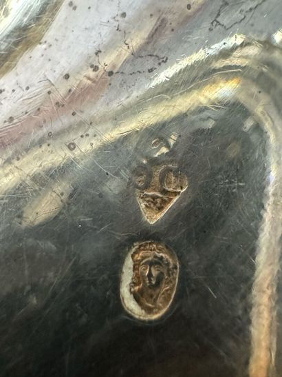 Vase couvert en argent. Le corps est orné...