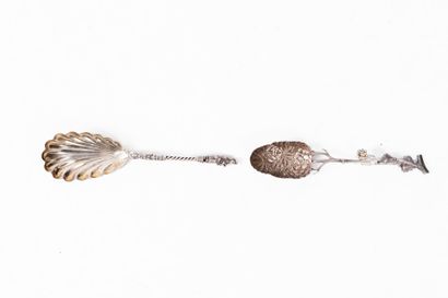 CHINA.
Set of two foreign silver spoons,...