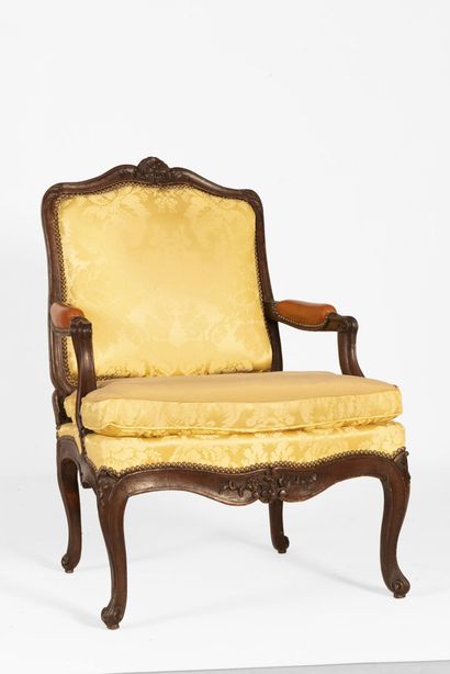 Paire de fauteuils à la reine à dossiers...