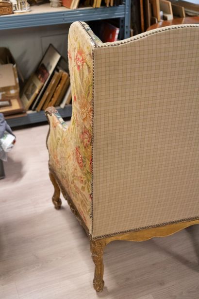 Banquette trois places à haut dossier plat...