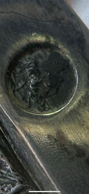Vase couvert en argent. Le corps est orné...