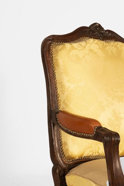 Paire de fauteuils à la reine à dossiers...