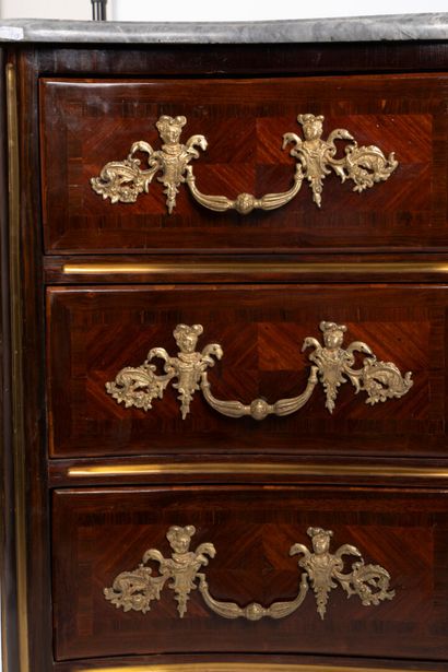 Commode en marqueterie de bois exotique ouvrant...