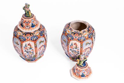 DELFT.
Paire de pots couverts en faïence...