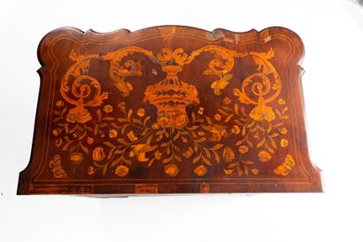 Commode en bois de placage à décor en bois...