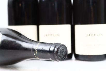 Verticale de 12 bouteilles de VOSNE-ROMANEE...