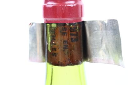 Réunion de 2 bouteilles de CLOS DE LA ROCHE...