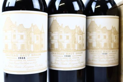 12 Bouteilles de PESSAC-LEOGNAN 1988 du Château...
