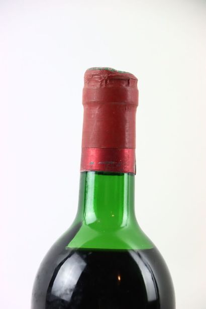 1 bouteille de POMEROL 1973 PETRUS. Étiquette...