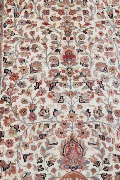 Carpets. Pakistan. Wool and silk. Circa 1985....
