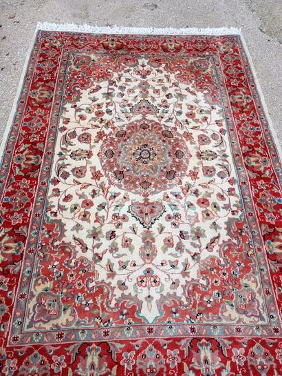 Carpets. Late Lahore. Wool and silk. Pakistan....