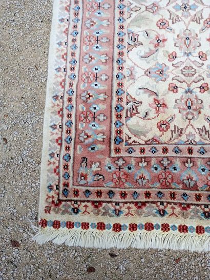 Carpets. Late Lahore. Wool and silk. Pakistan....