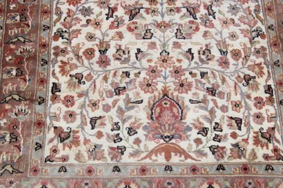 Carpets. Pakistan. Wool and silk. Circa 1985....