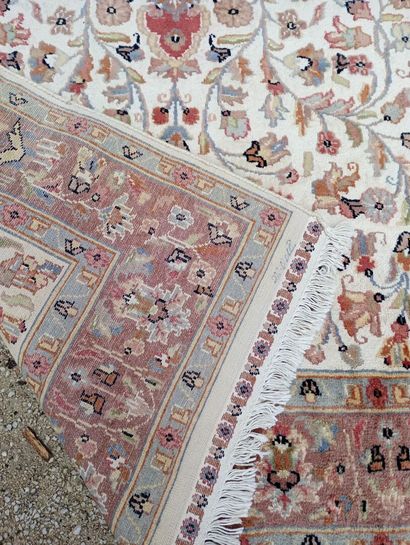 Carpets. Pakistan. Wool and silk. Circa 1985....