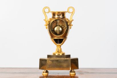 Gilt bronze cassolette clock, resting on...