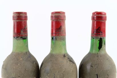 3 bouteilles de SAINT JULIEN 1975 Grand Vin...