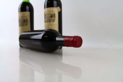 Réunion de 3 bouteilles de PAUILLAC du Château...