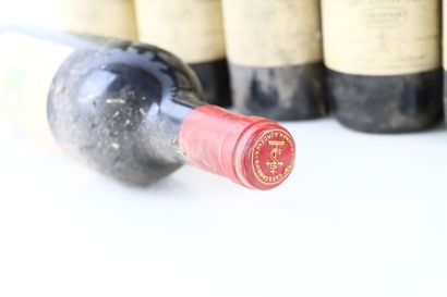 12 bouteilles de GRAVES 1984 du Château CARBONNIEUX...