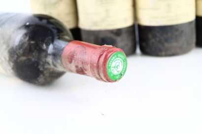 6 bouteilles de GRAVES 1981 du Château CARBONNIEUX...