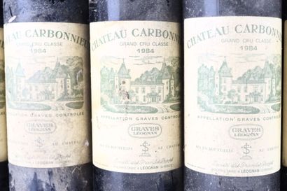 12 bouteilles de GRAVES 1984 du Château CARBONNIEUX...