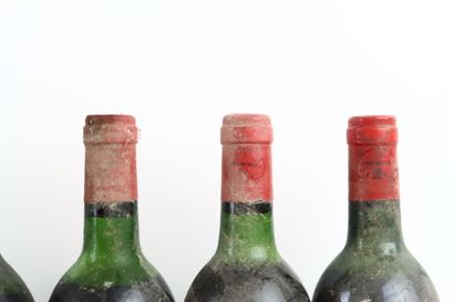 12 bouteilles de GRAVES 1984 du Château CARBONNIEUX...