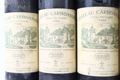 12 bouteilles de GRAVES 1984 du Château CARBONNIEUX...