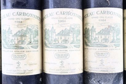 Réunion de 10 bouteilles de GRAVES du Château...