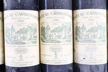 12 bouteilles de GRAVES 1984 du Château CARBONNIEUX...