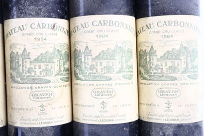 12 bouteilles de GRAVES 1984 du Château CARBONNIEUX...