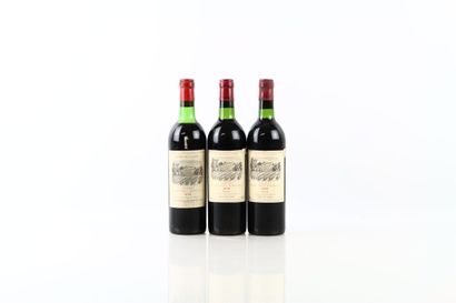 Réunion de 3 bouteilles de PAUILLAC du Château...