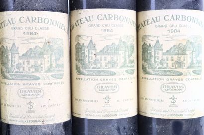 Réunion de 10 bouteilles de GRAVES du Château...