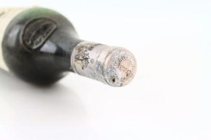 1 bouteille de GRAVES 1977 Château HAUT-BRION...