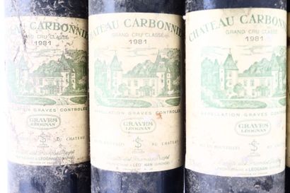 6 bouteilles de GRAVES 1981 du Château CARBONNIEUX...