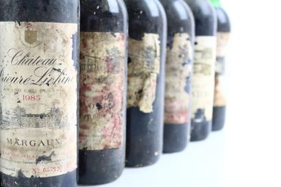 Réunion de 12 bouteilles de Vin de Bordeaux,...
