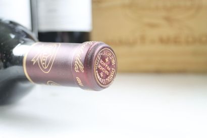 12 bouteilles de HAUT-MEDOC 2000 du Château...
