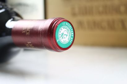 12 bouteilles de MARGAUX 2001 du Château...