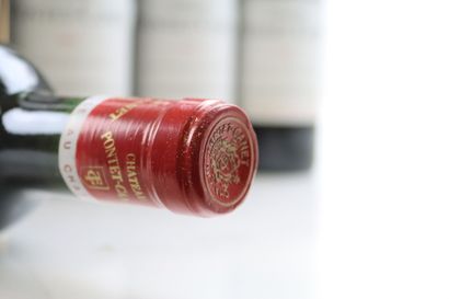 Caisse bois 12 bouteilles de PAUILLAC 1974...